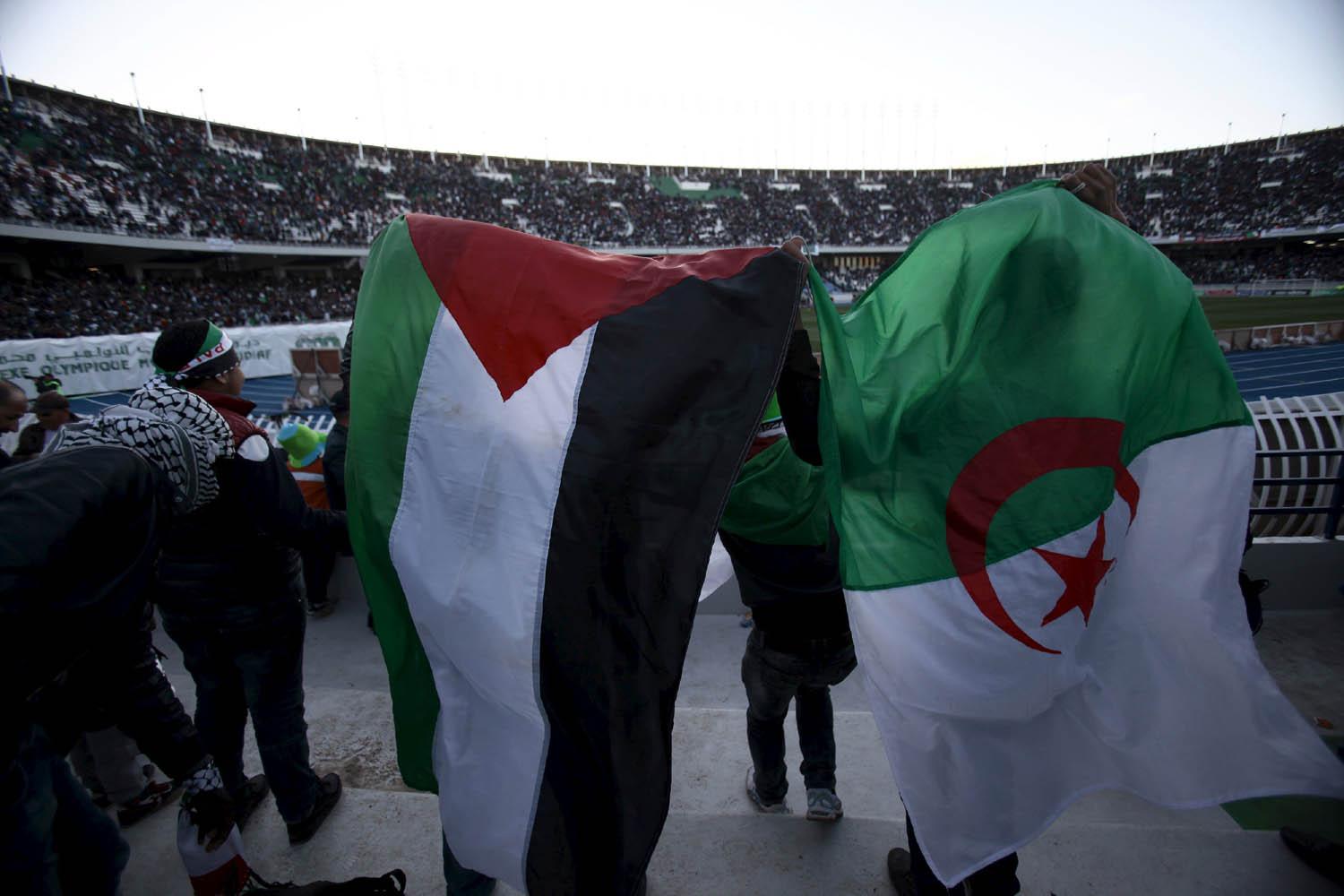 مشجعون يرفعون العلمين الجزائري والفلسطيني في ملعب 5 يوليو في الجزائر العاصمة