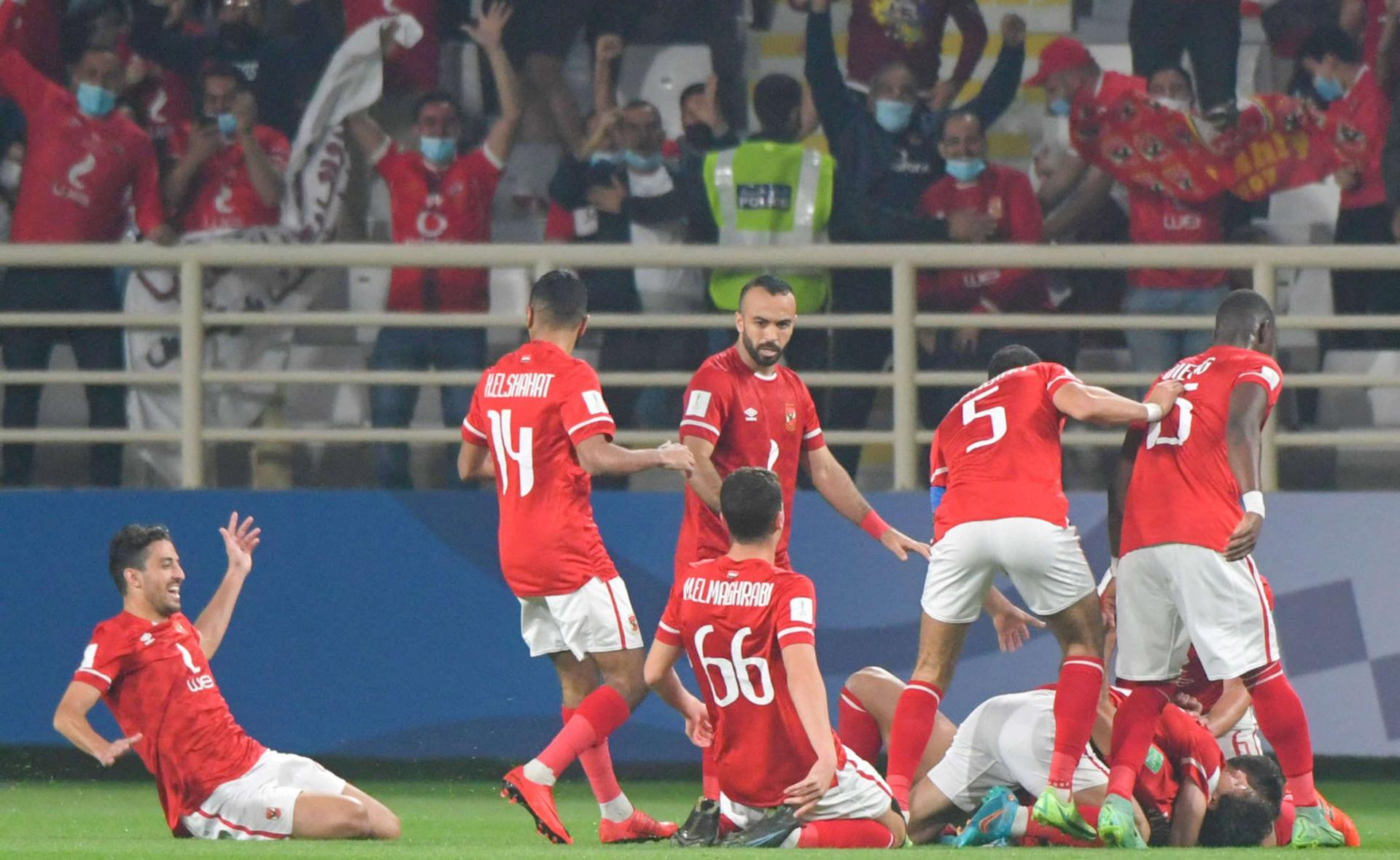 فريق القرن بمن حضر يرفع رأسه في كل مكان