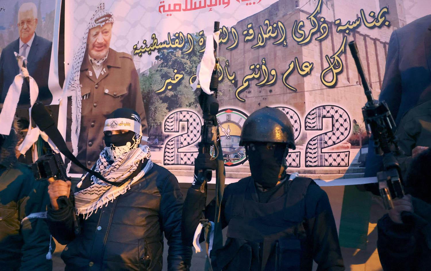 مسلحون فلسطينيون يحتفلون بذكرى انطلاقة فتح