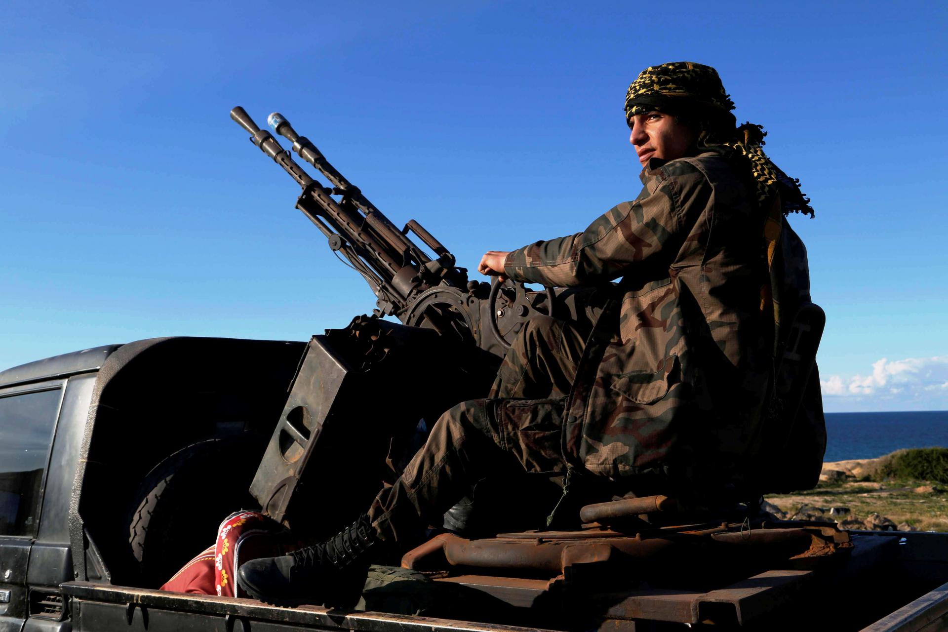 مخاوف من عودة ليبيا لمربع العنف والسلاح مع استمرار الخلافات والانقسامات السياسية