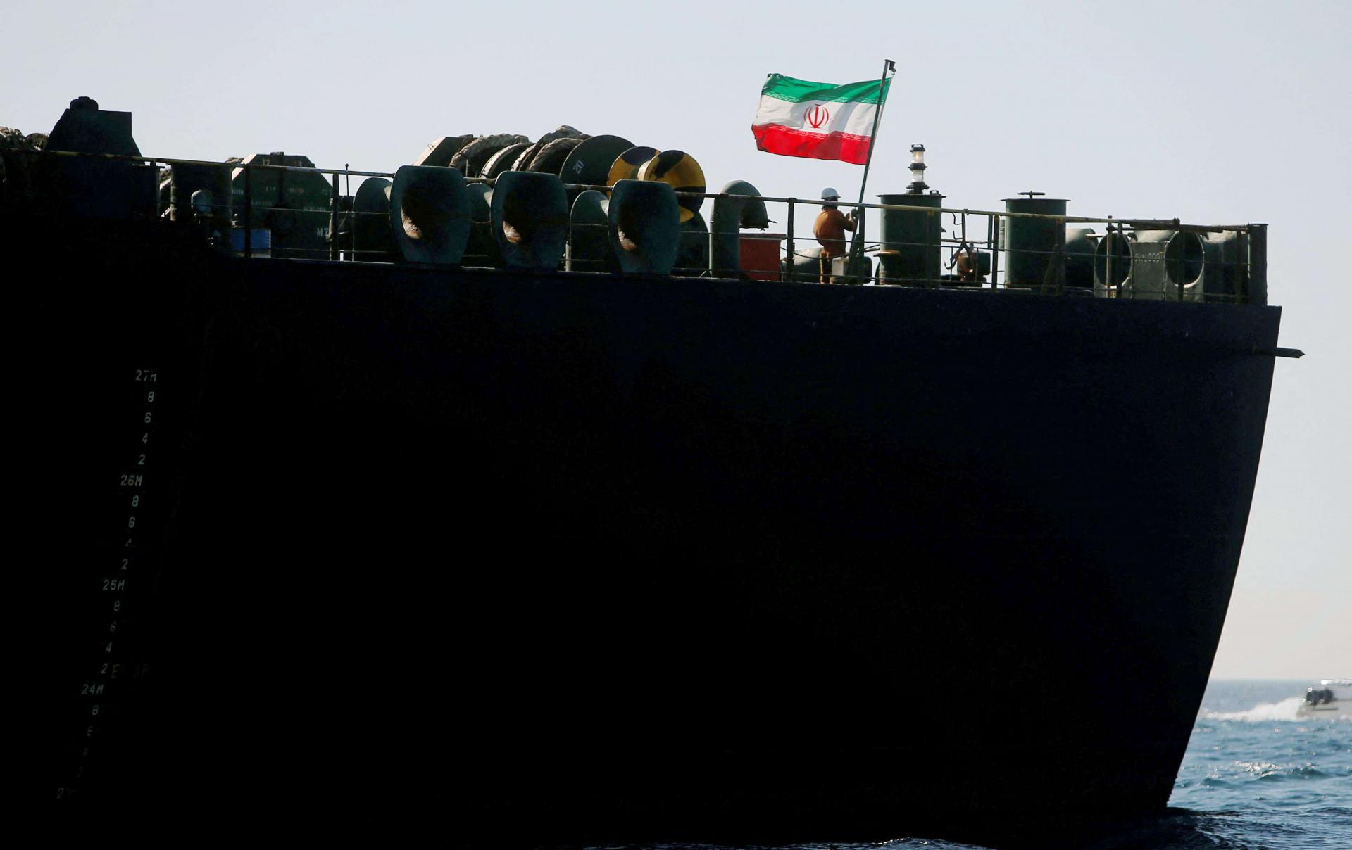 طهران تخزن كميات ضخمة من الخام في منصات عائمة ومستودعات في الخارج