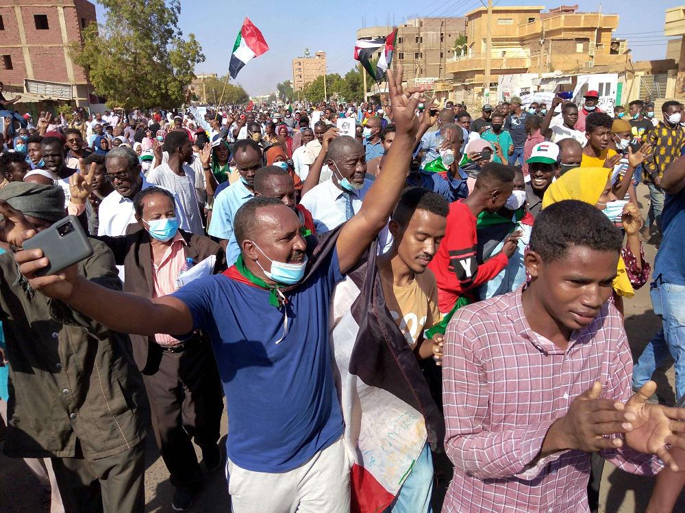 المتظاهرون في السودان برفضون التوقف عن النظاهر