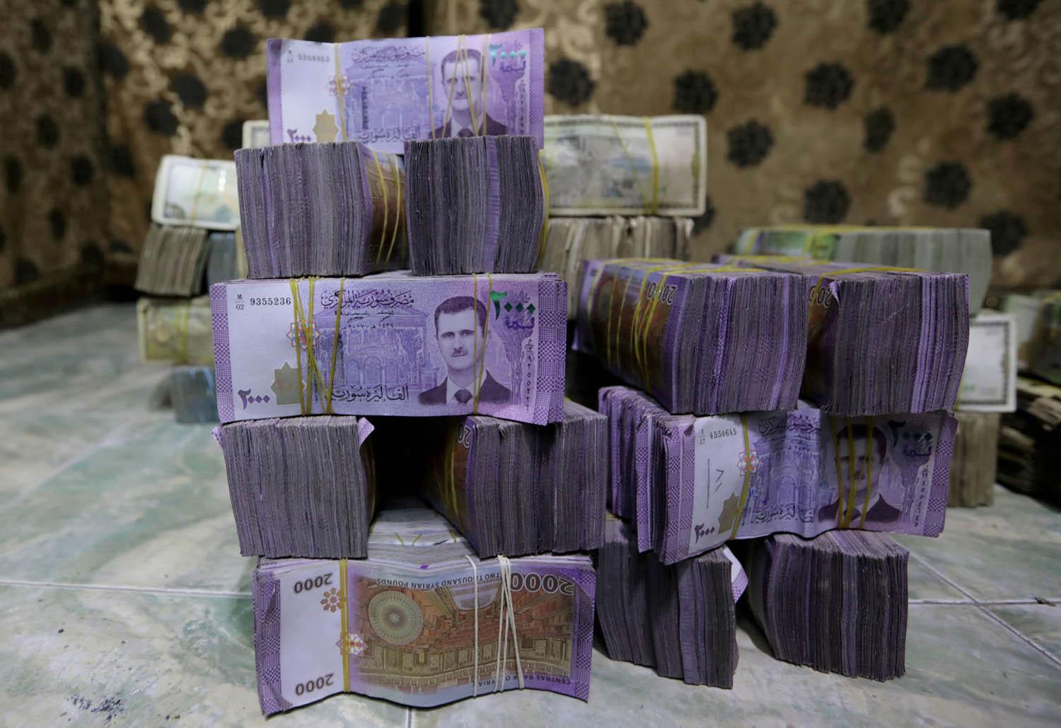 عملة سورية مكدسة لدى صراف في عزاز شمال سوريا