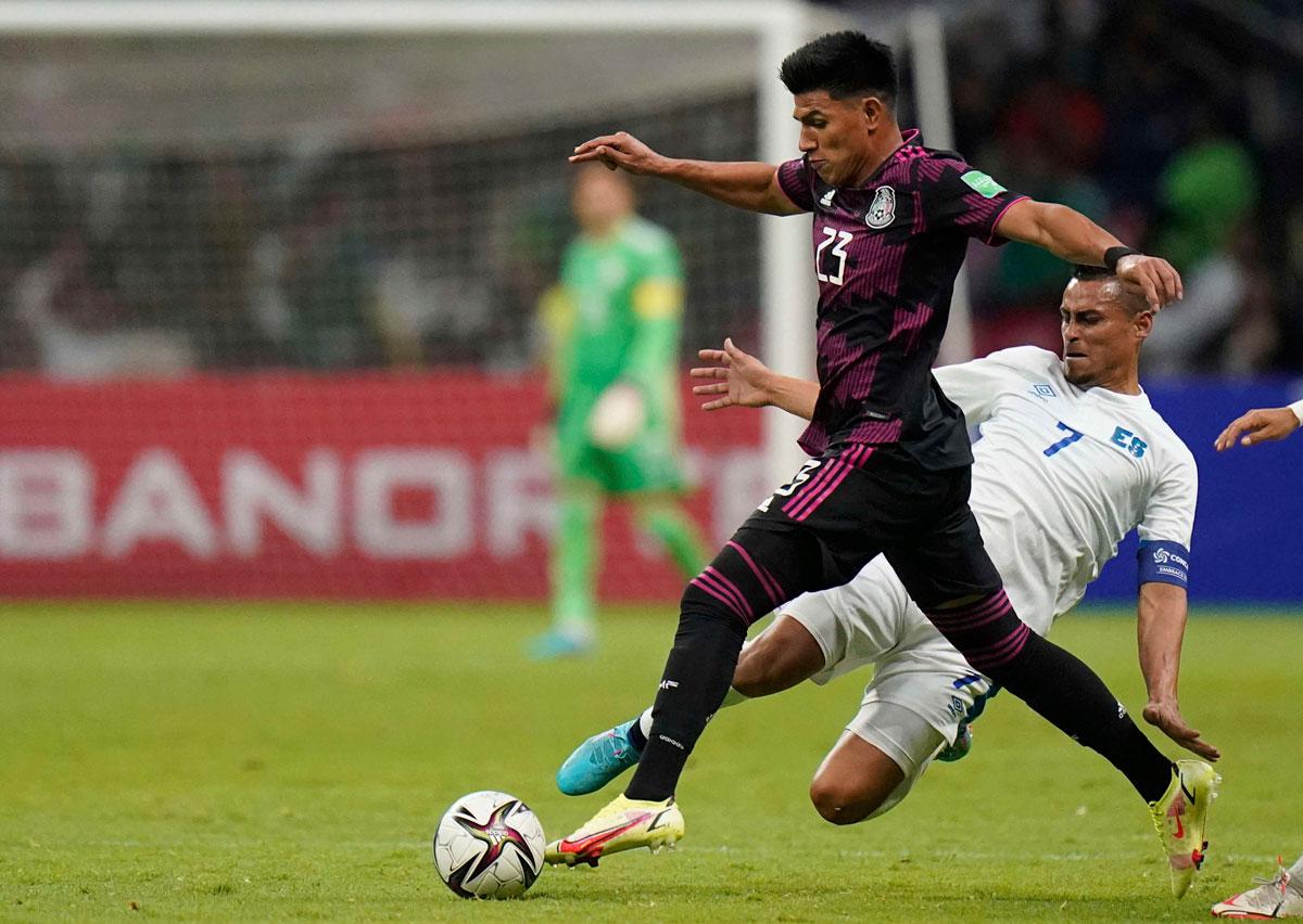 المكسيك تلحق بركب المتأهلين