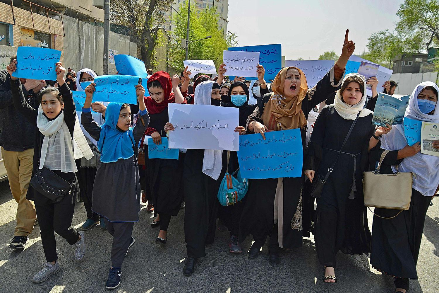 عشرون عاما من مكاسب المرأة تتبدد بين ليلة وضحاها