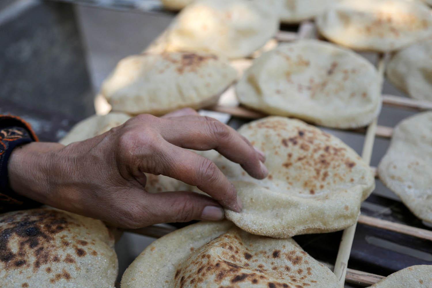 مصرية تشتري خبزا في القاهرة