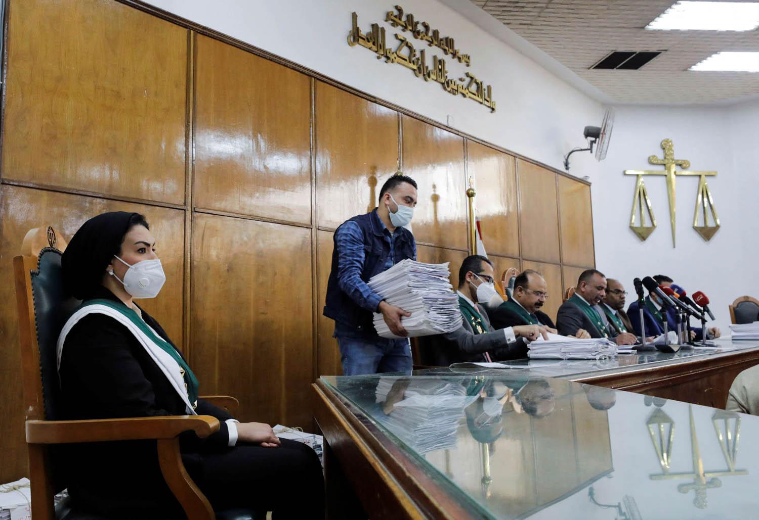 القاضية ياسمين عمر تجلس في أول جلسة لها بعد تعيينها قاضية