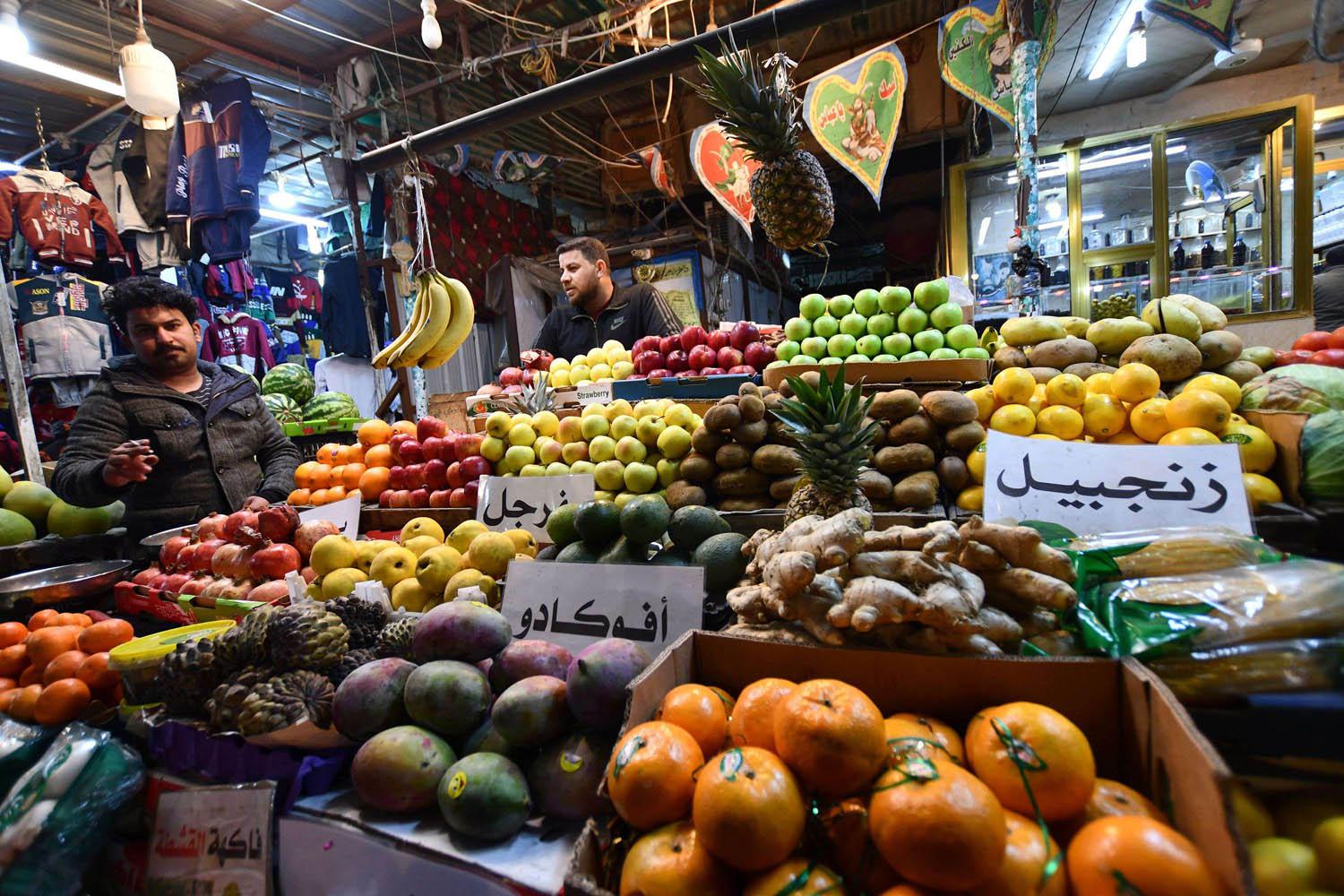 بائع للخضر والفواكه في البصرة