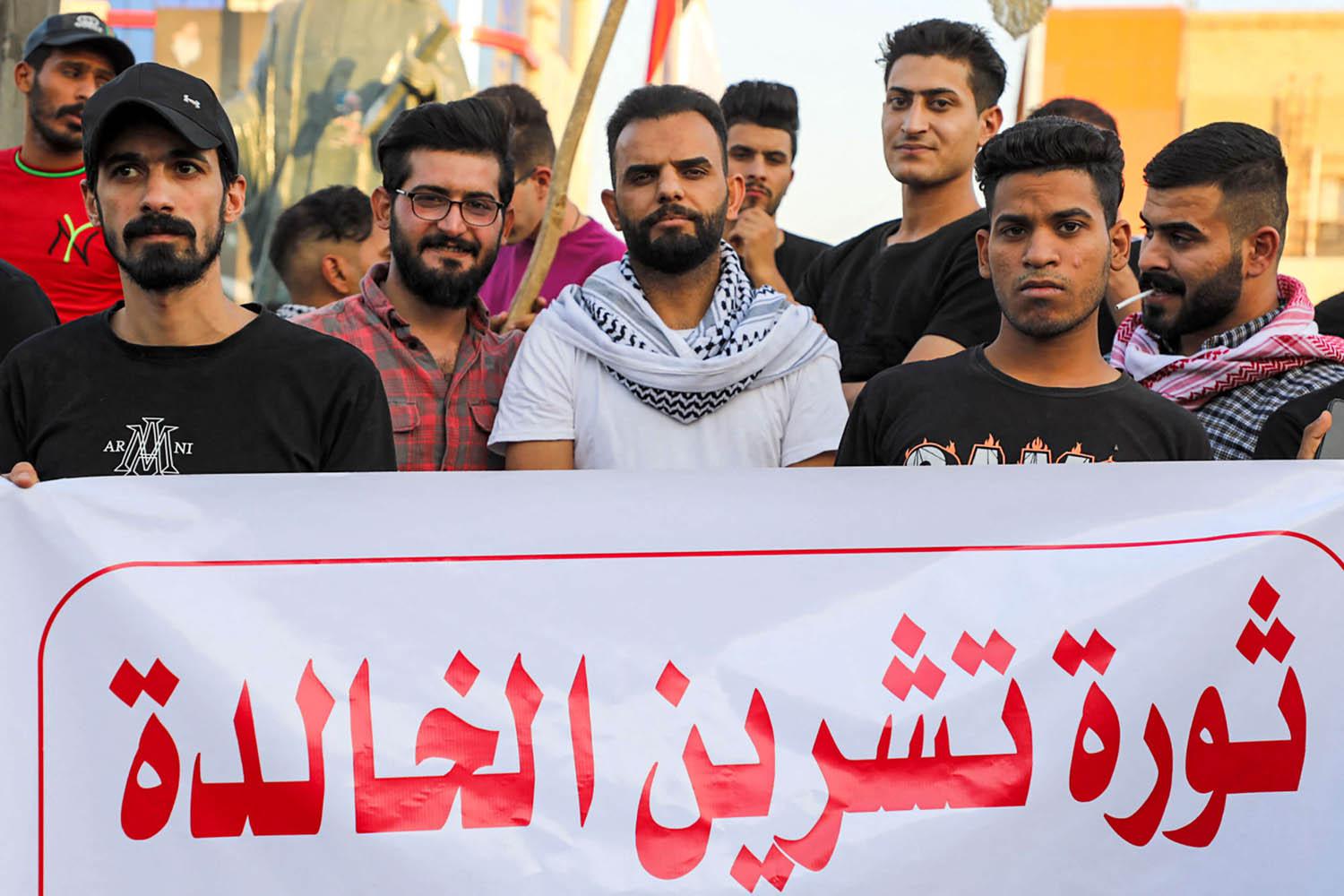 متظاهرون عراقيون في ساحة الحبوبي في الناصرية جنوب العراق