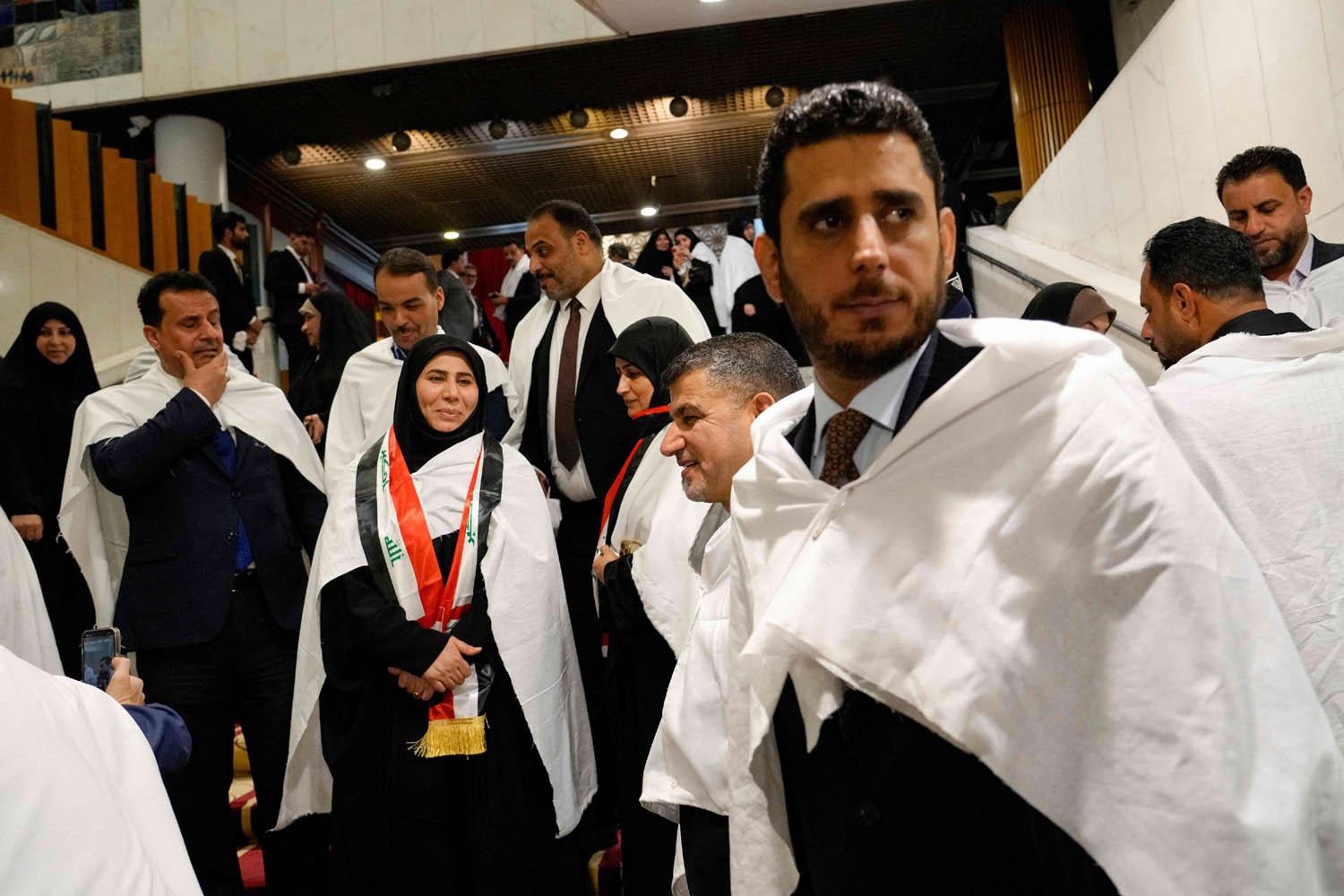 نواب من الكتلة الصدري يتفرقون أمام مجلس النواب بعد فشل جلسة انتخاب الرئيس