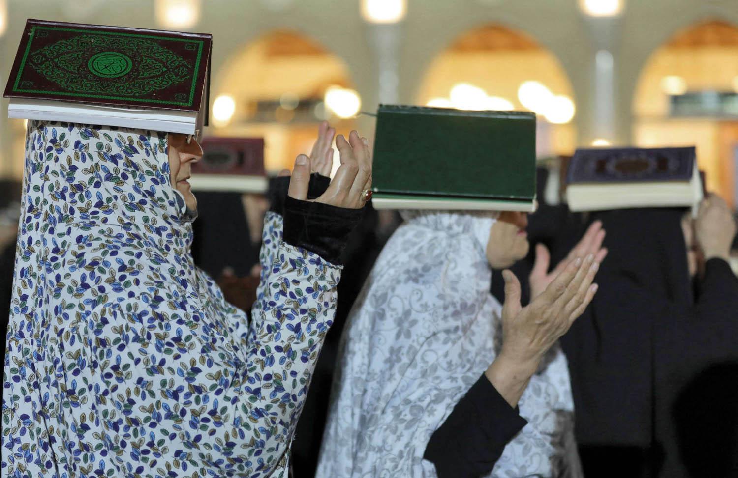 زائرات شيعيات في مسجد الكوفة