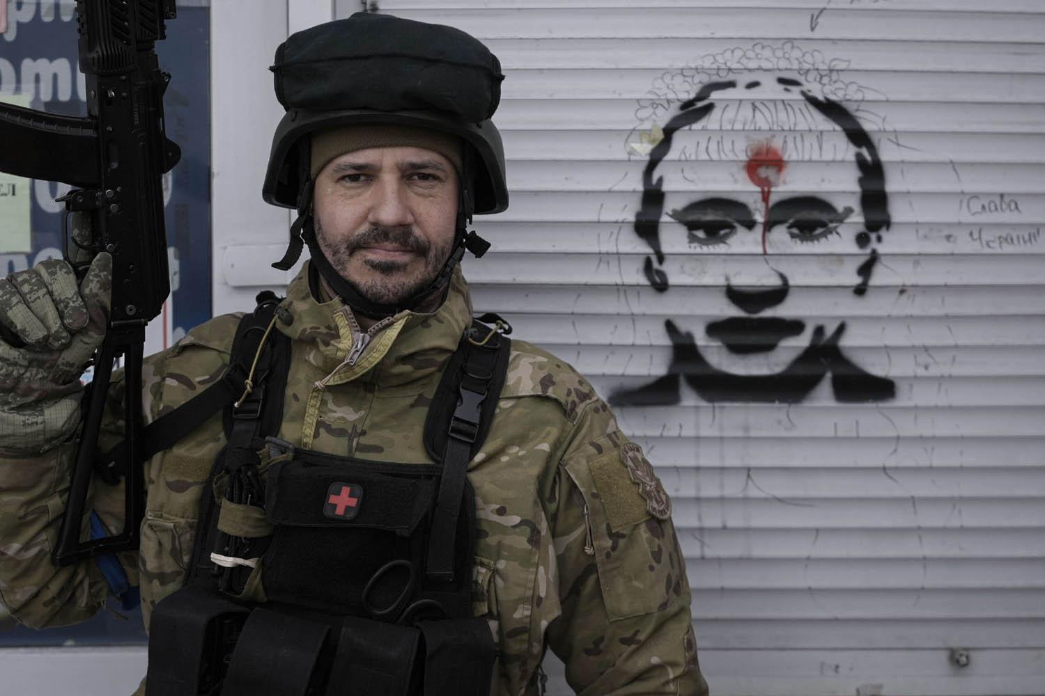 جندي أوكراني مع تخطيط للرئيس الروسي بوتين