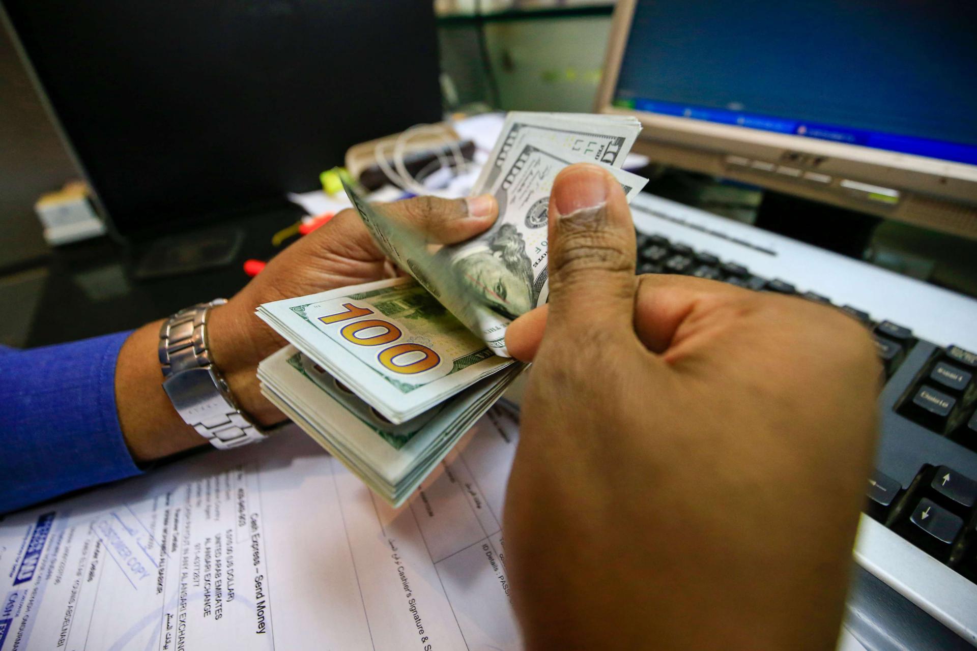 الجنيه السوداني على إثره أكثر من ربع قيمته