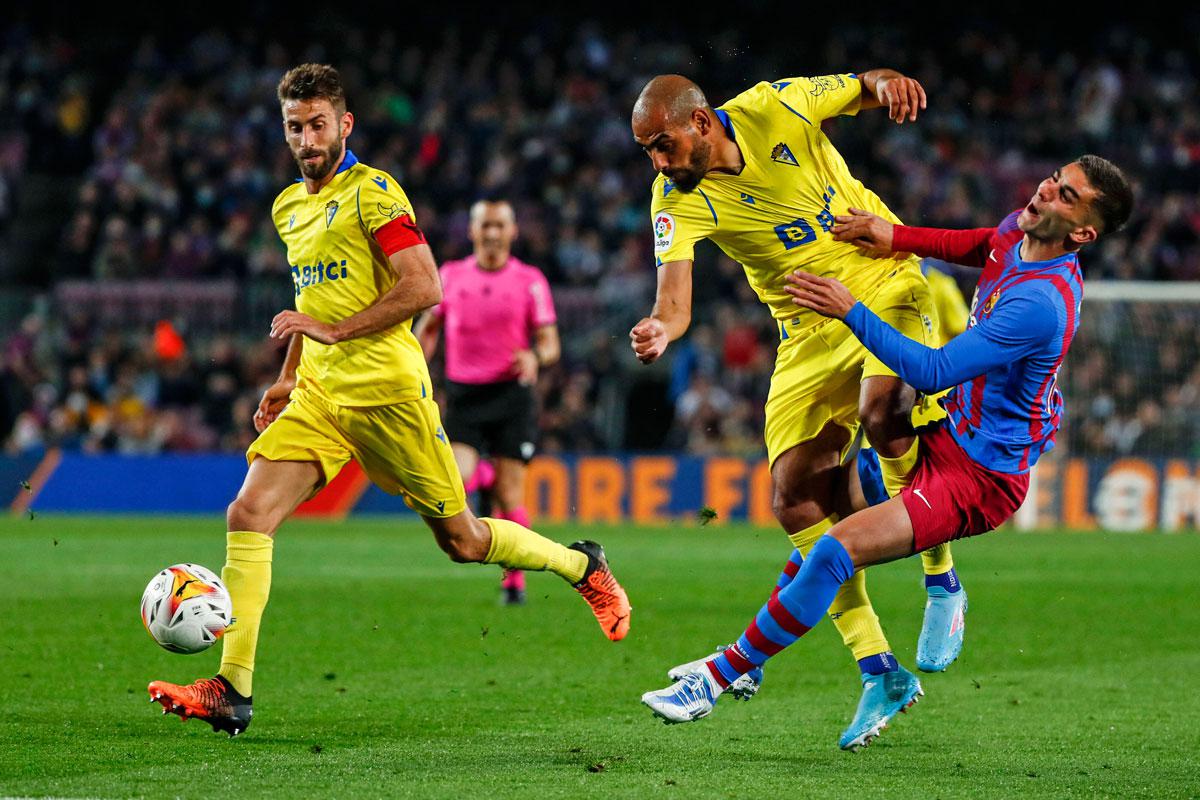 الفريق الكاتالوني يبتعد بفارق 15 نقطة عن ريال مدريد المتصدّر