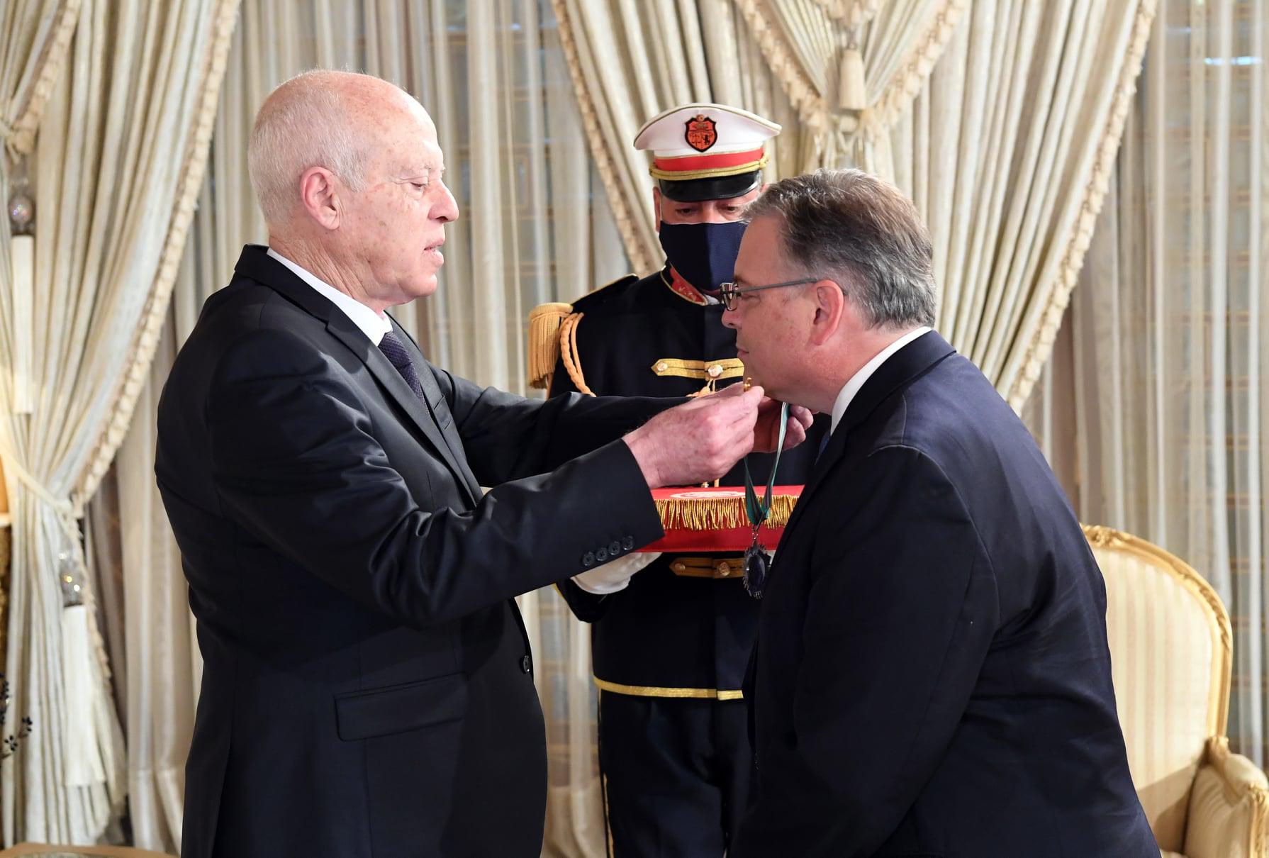 توسيم الرئيس التونسي للسفير الاميركي المنتهية ولايته رسالة بشان متانة العلاقات