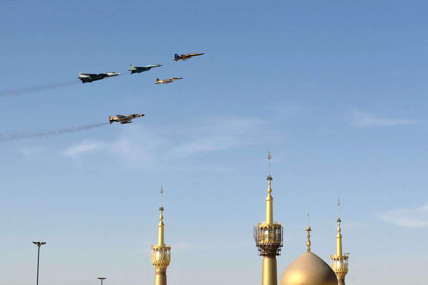 طائرات إيرانية تشارك في استعراض عسكري في طهران