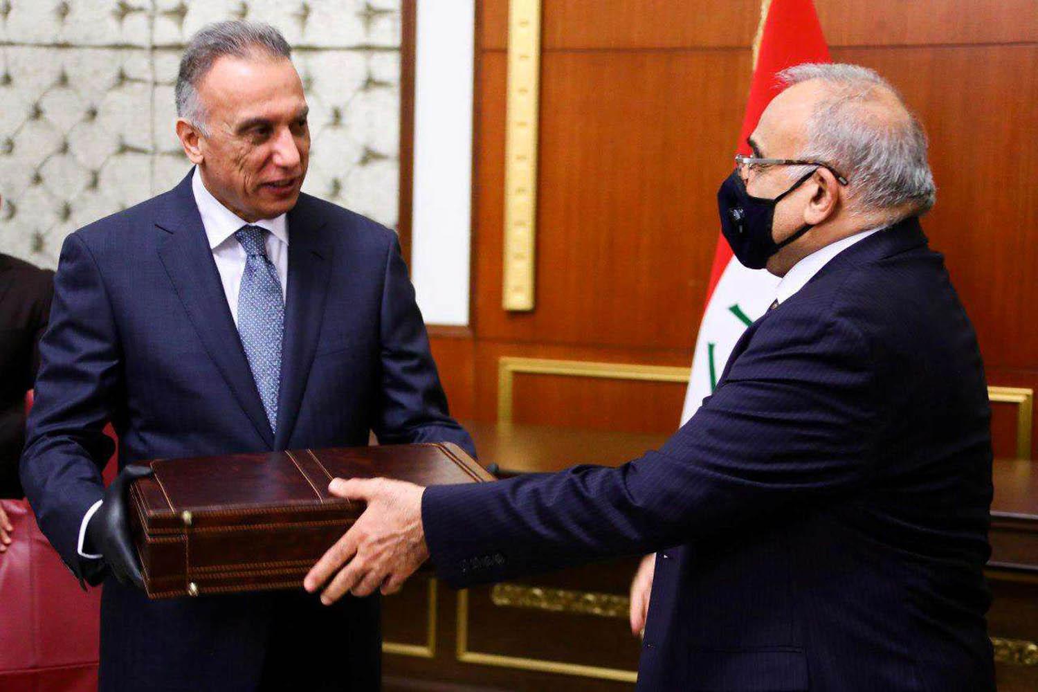 رئيس الوزراء العراقي السابق عادل عبدالمهدي مع رئيس الوزراء المعين مصطفى الكاظمي