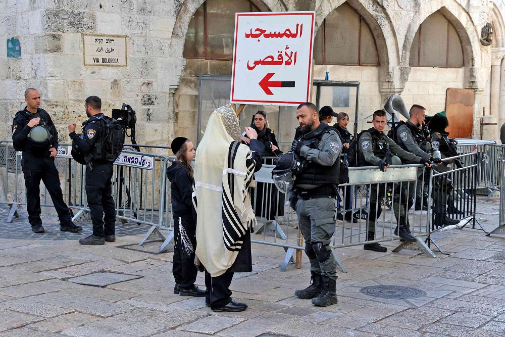 المتطرفون اليهود يدخلون باحة الاقصى تحت حماية الشرطة الاسرائيلية