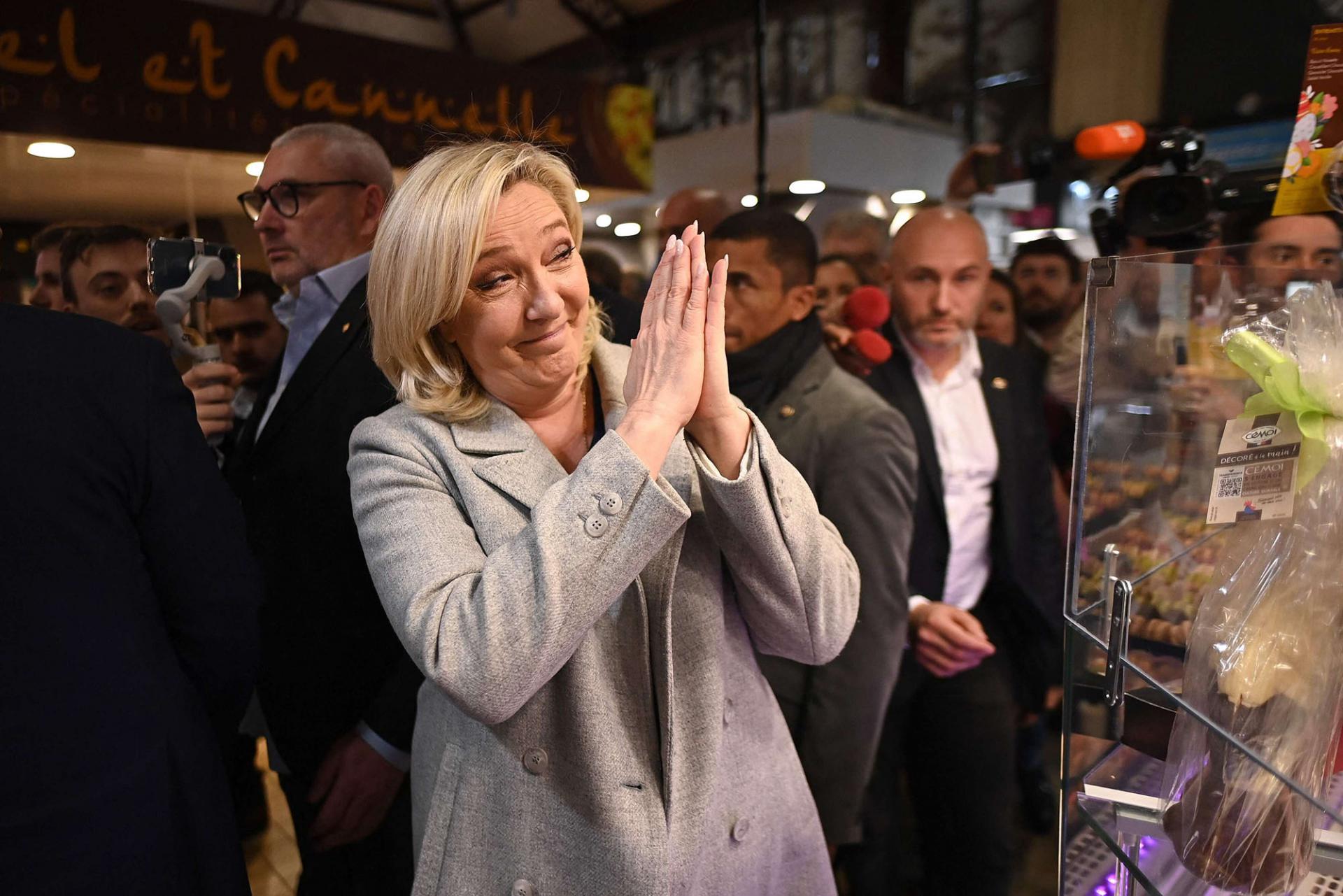 لوبان تستفيد من تراجع شعبية ماكرون