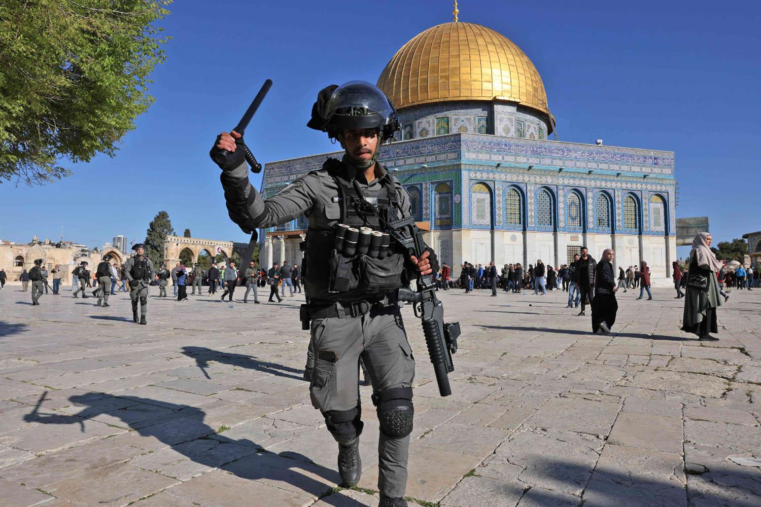 جندي إسرائيلي يمنع فلسطينيين من دخول المسجد الأقصى