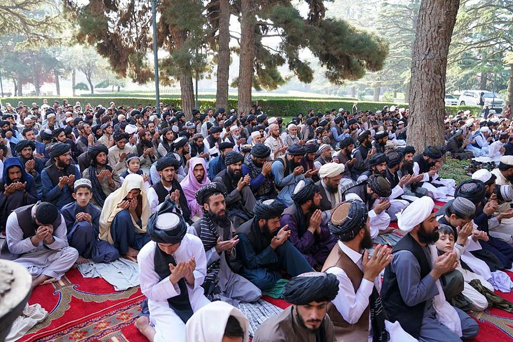 زعيم طالبان ألقى خطابه من الصف الامامي للمصلين دون يلتف للحشود خلفه