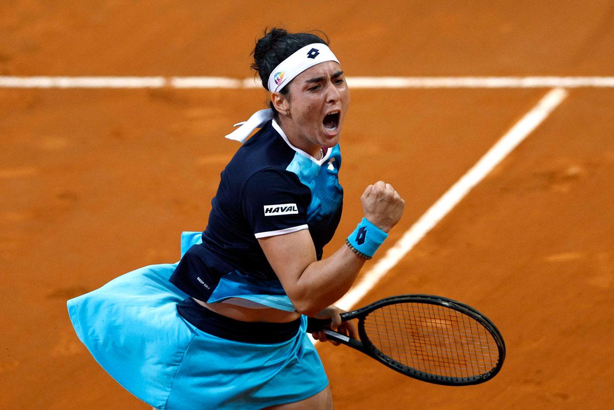 لاعبة التنس التونسية تتألق على الملاعب الترابية 