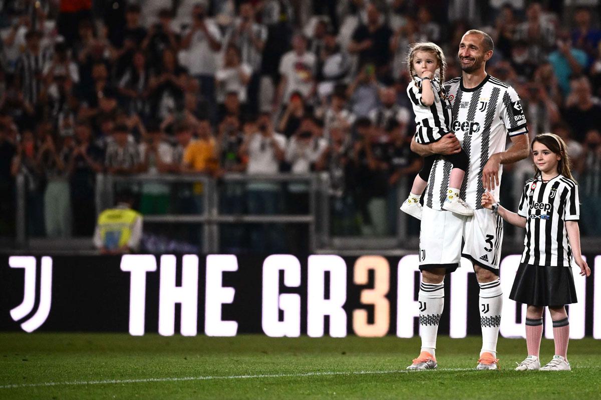 المدافع الايطالي المخضرم يرحيل عن يوفنتوس بعد 17 عامًا في تورينو