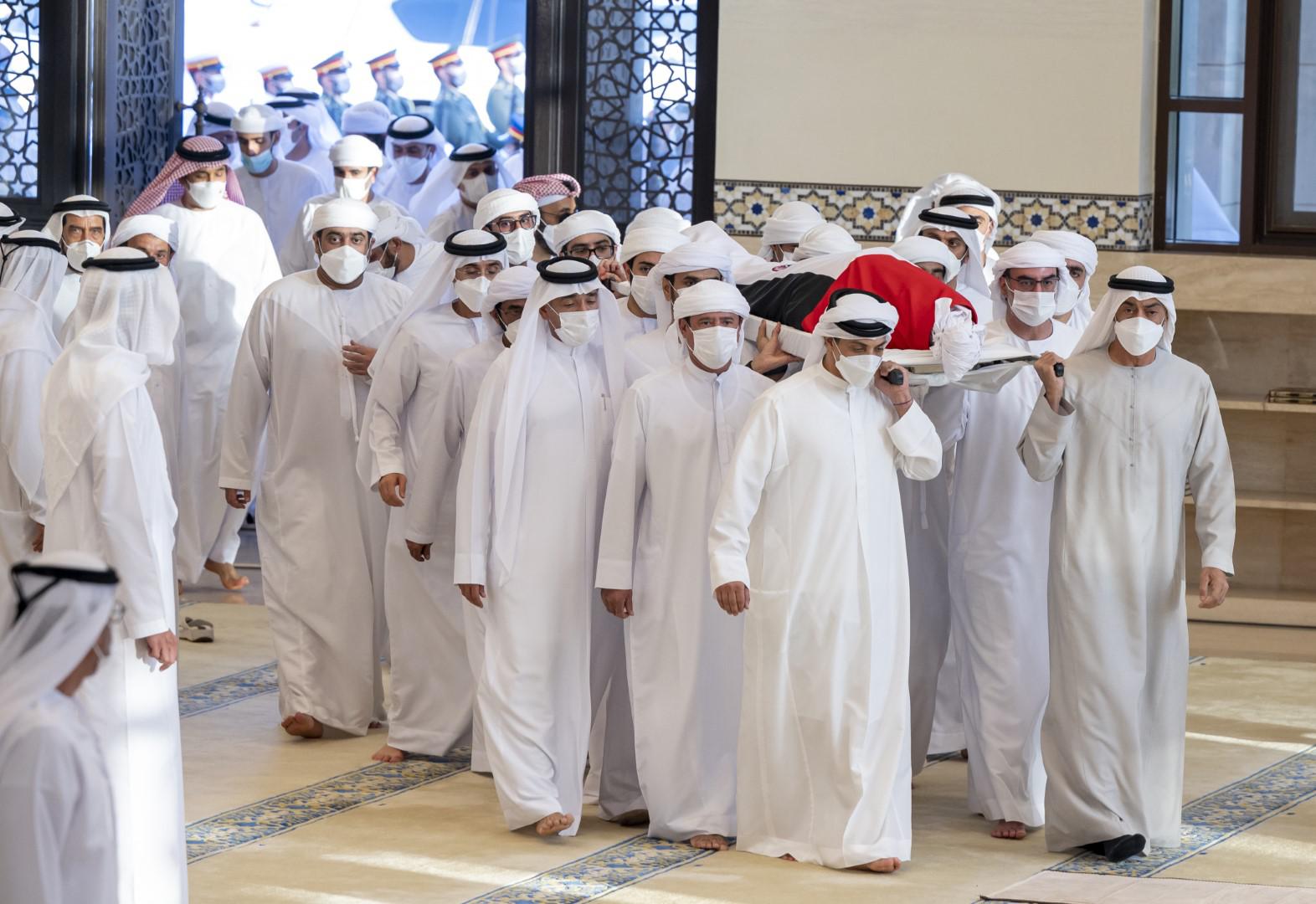 الشيخ خليفة ووري الثرى في مقبرة البطين بأبوظبي