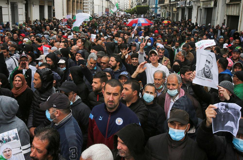الجزائر تضيق الخناق أكثر على النشطاء الحقوقيين