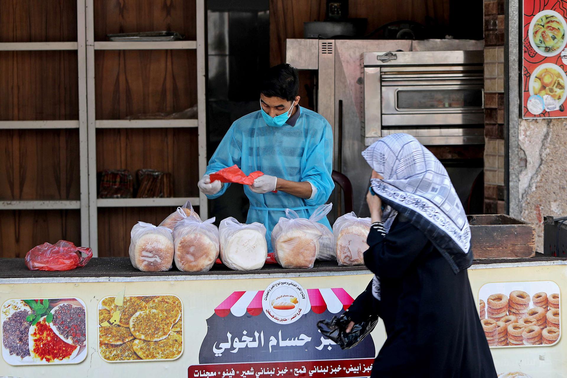 بائع يجهز أكياس الخبز في غزة