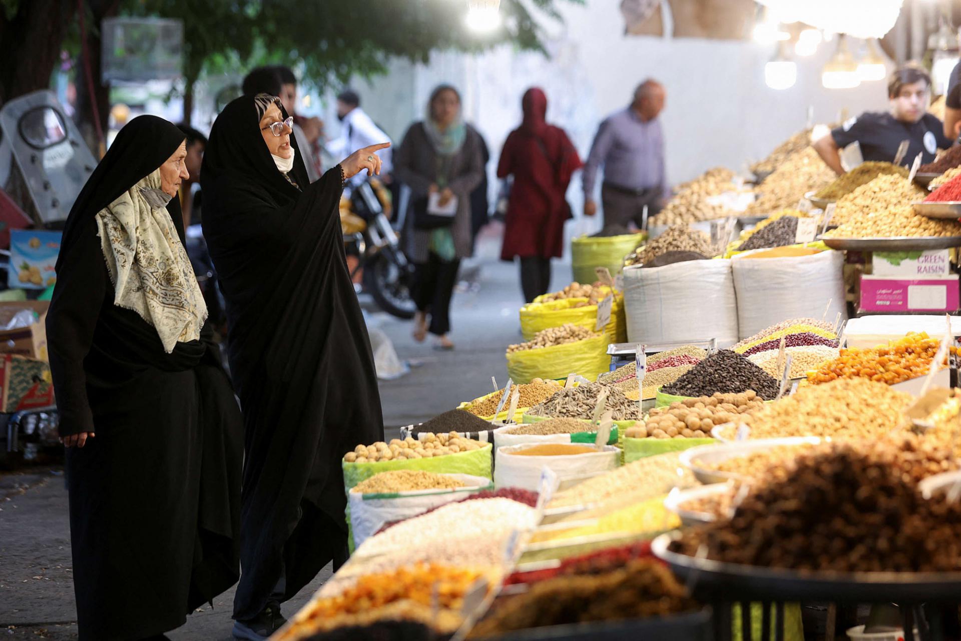 ارتفاعات اسعار المواد الاساسية وصلت الى 300 بالمئة في ايران