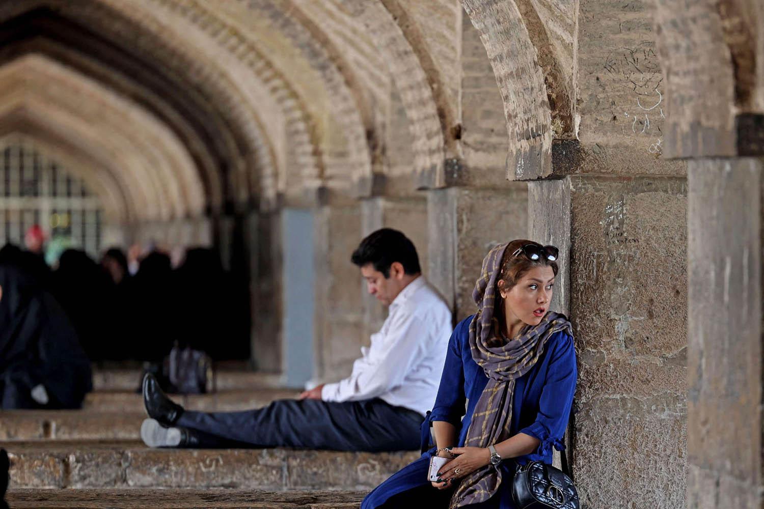 إيرانيون عند سد قريب من اصفهان