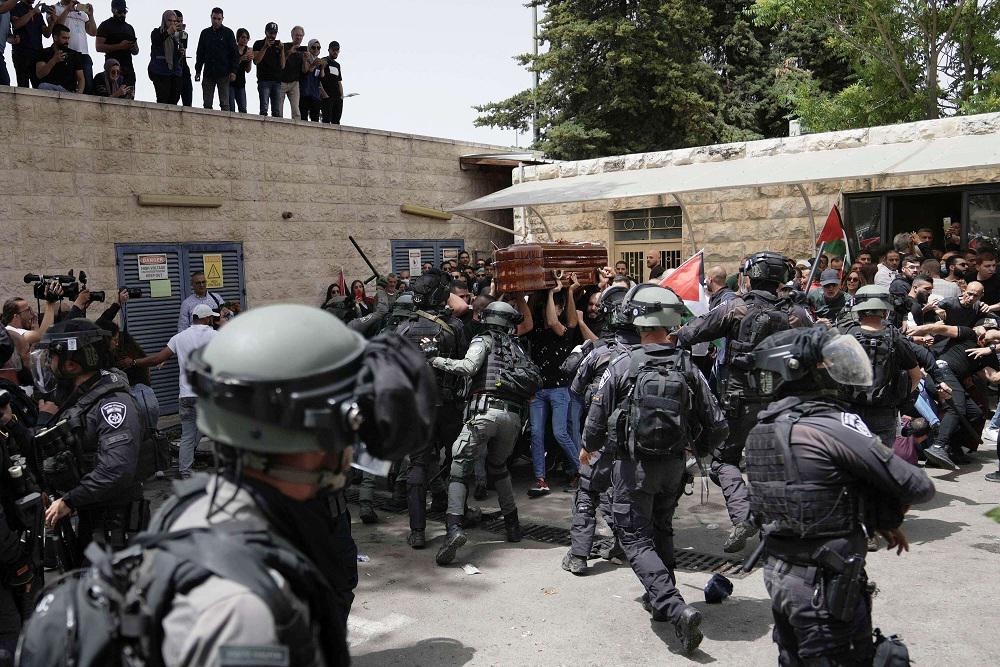 اقتحام الشرطة الإسرائيلية لحرم مستشفى القديس يوسف فجر صدامات مع الفلسطينيين 