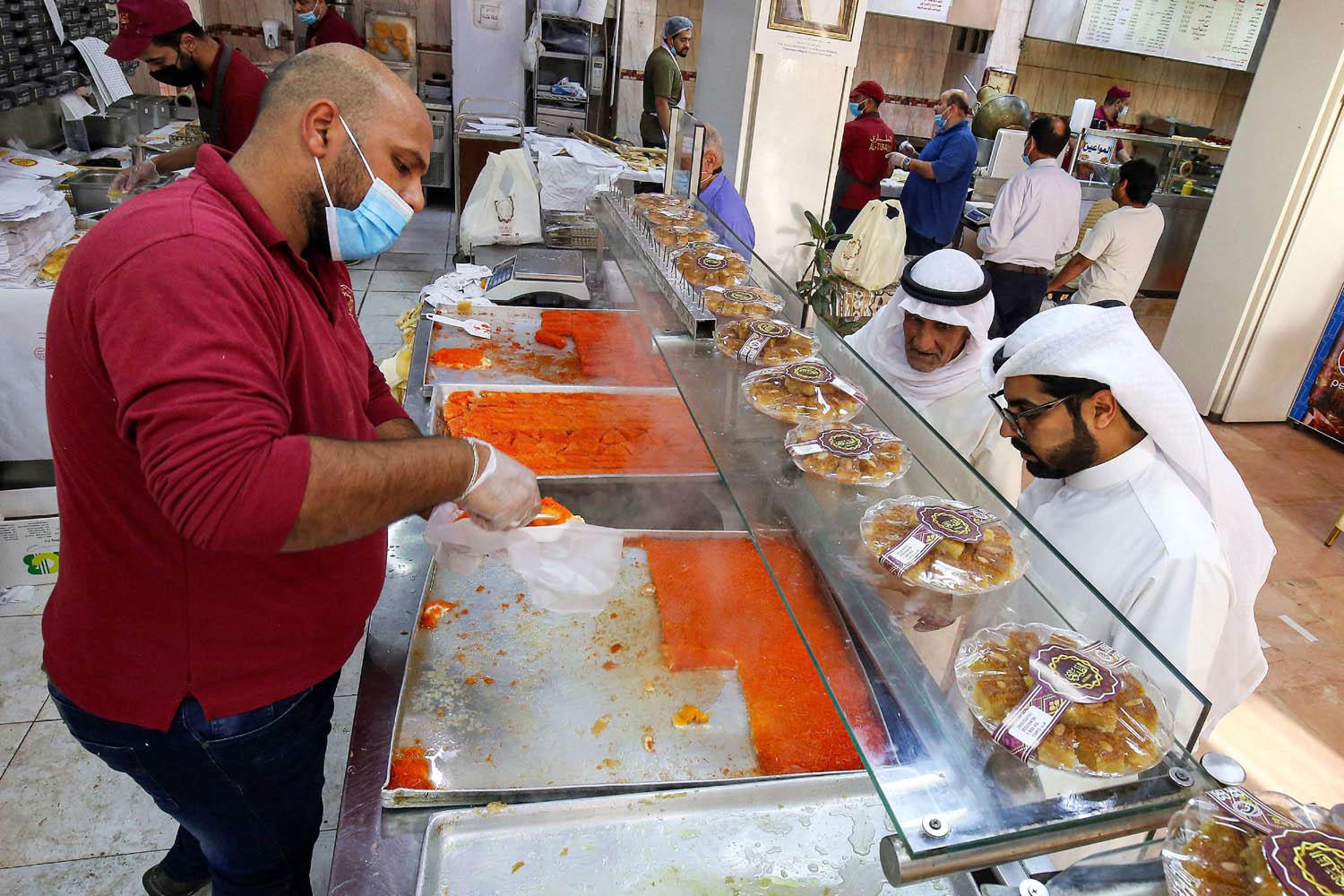 كويتيون يشترون حلويات