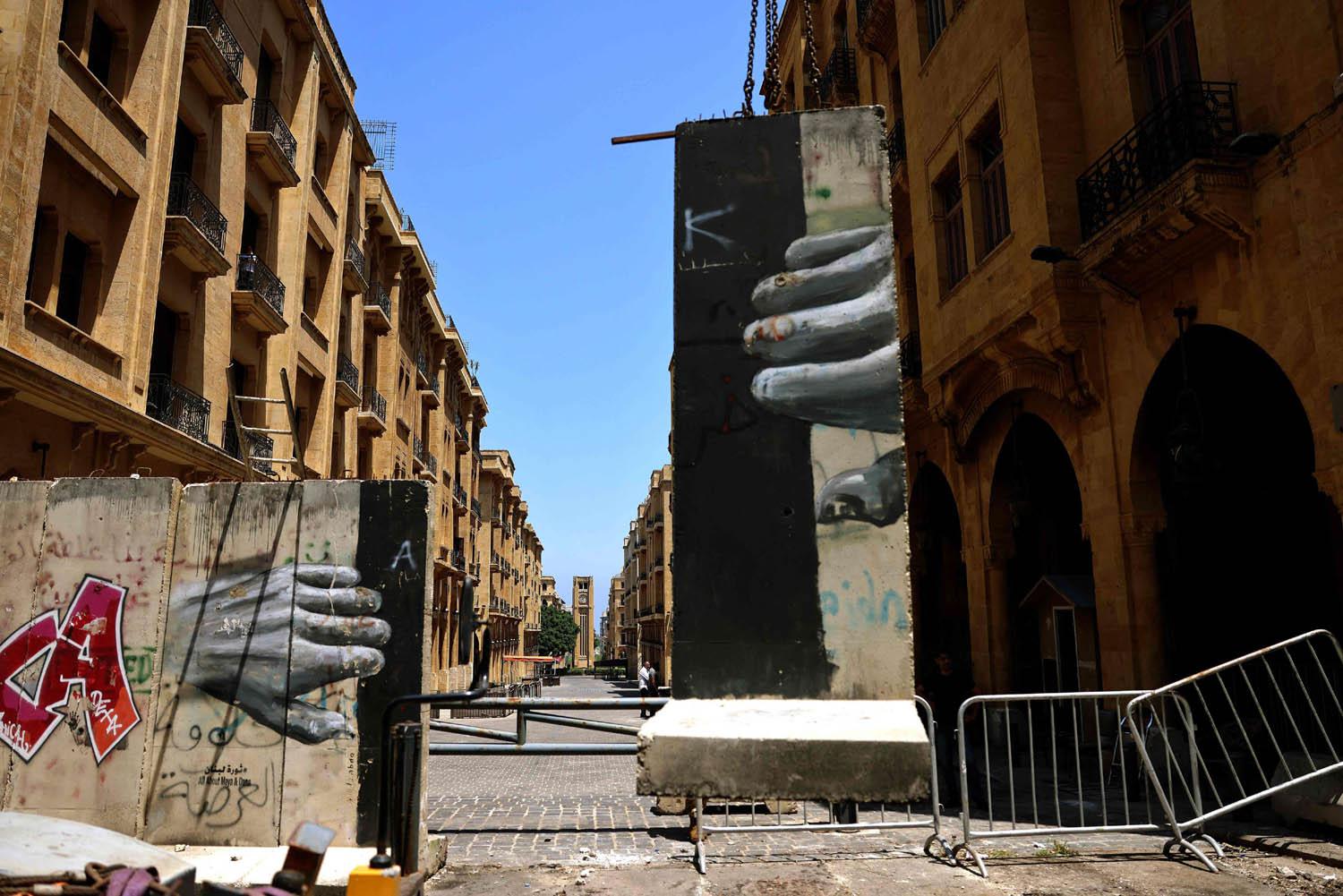 كتل اسمنتية تسد الطريق نحو مبنى البرلمان في بيروت