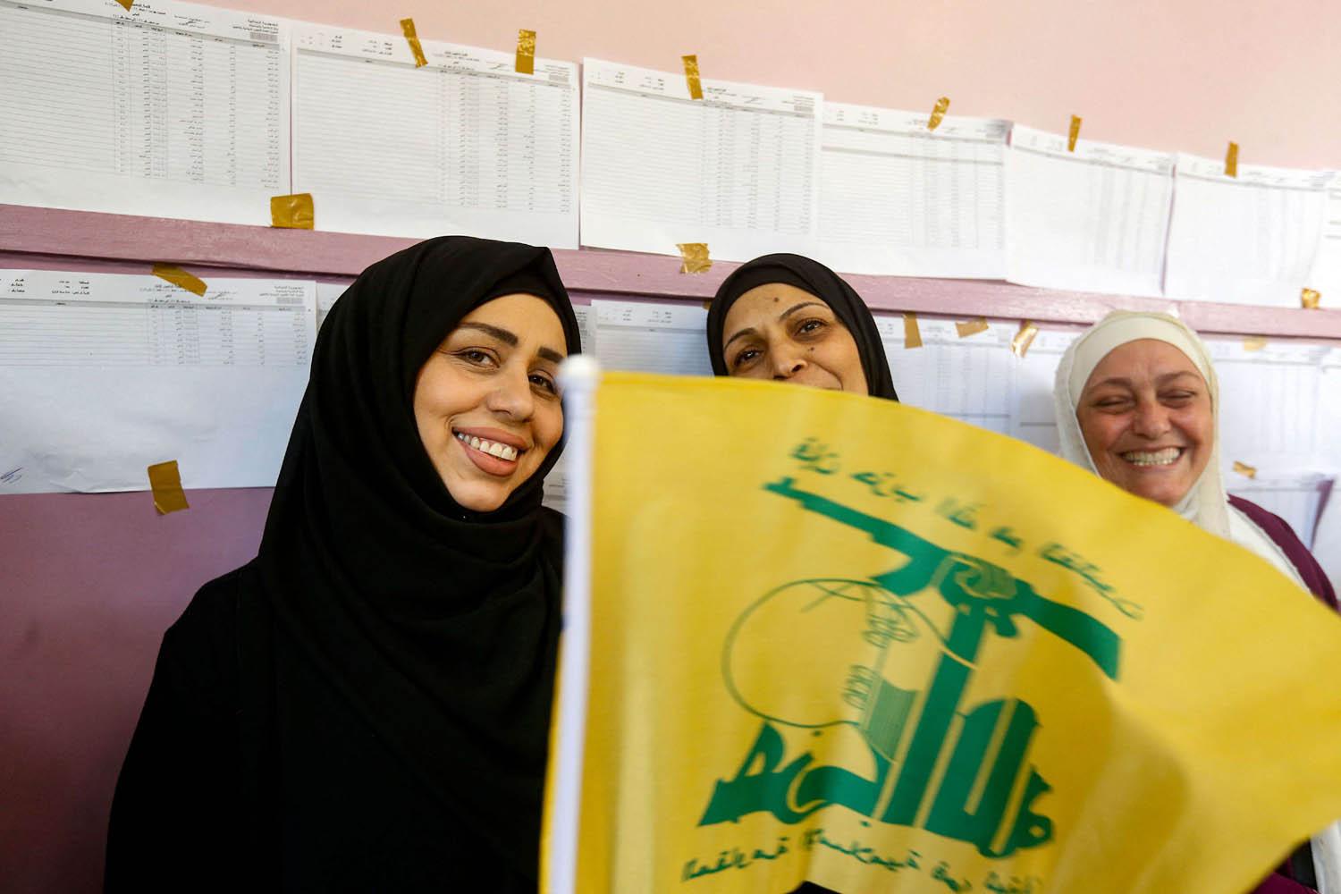 ناشطون في حزب الله في مركز انتخابي في بيروت