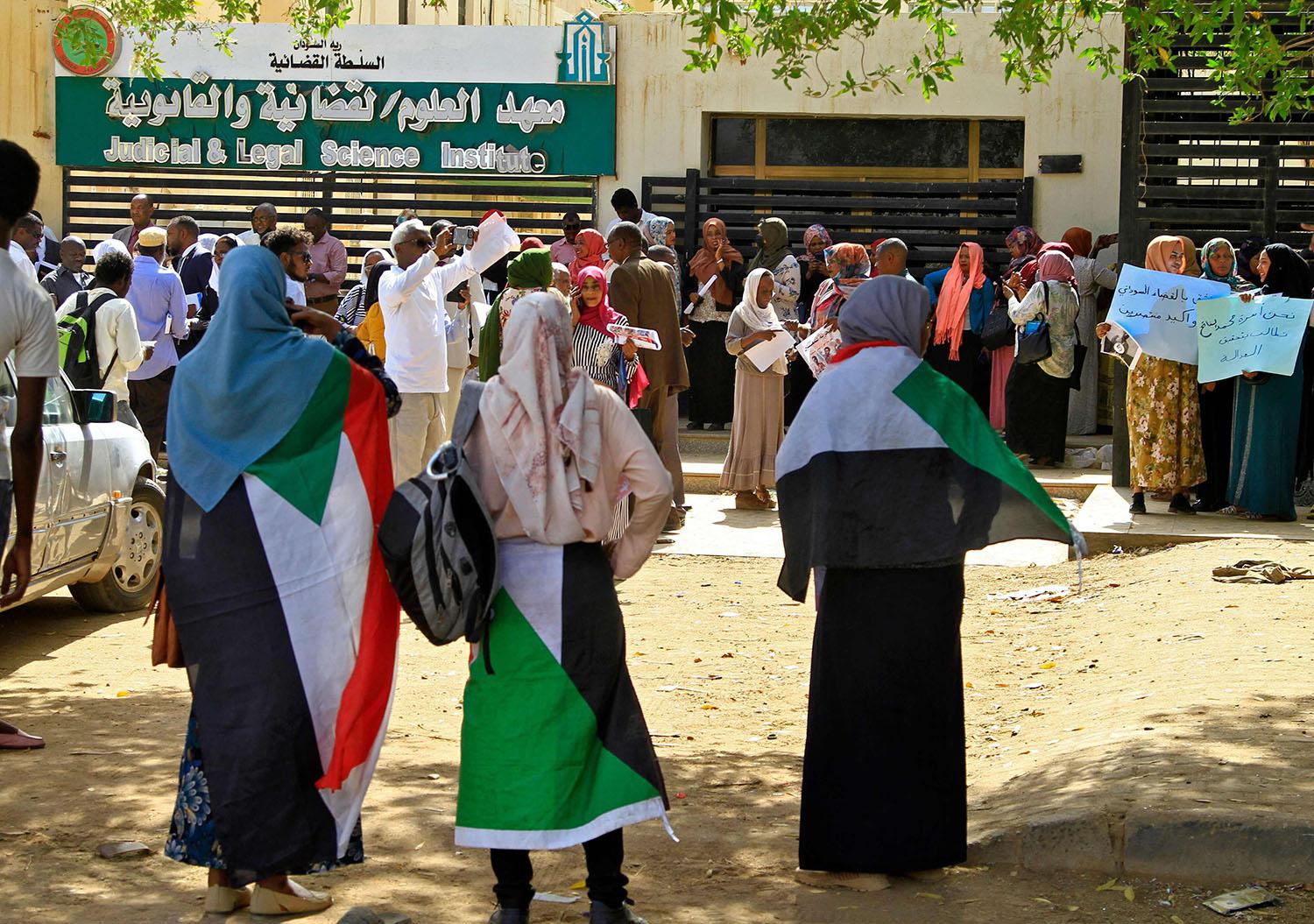 القرار يشمل إطلاق سراح المعتقلين بموجب قانون الطوارئ