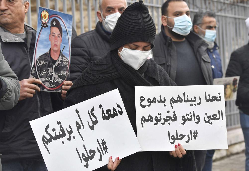 أهالي ضحايا انفجار مرفأ بيروت يحتجون أمام قصر العدل ببيروت على تعطل التحقيقات