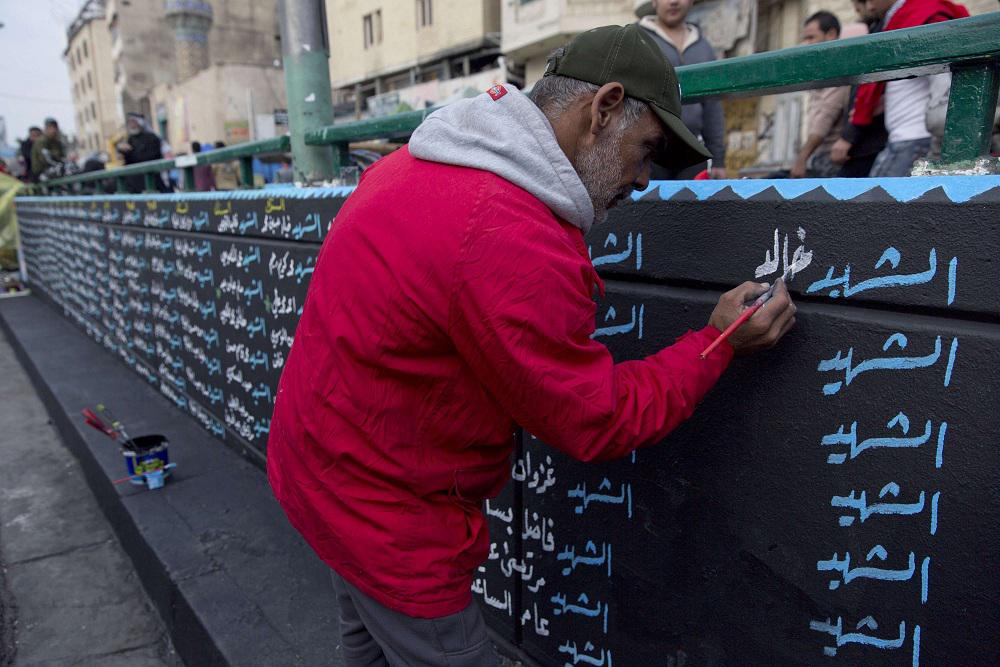 قتلى احتجاجات العراق معلمون والجناة "مجهولون"