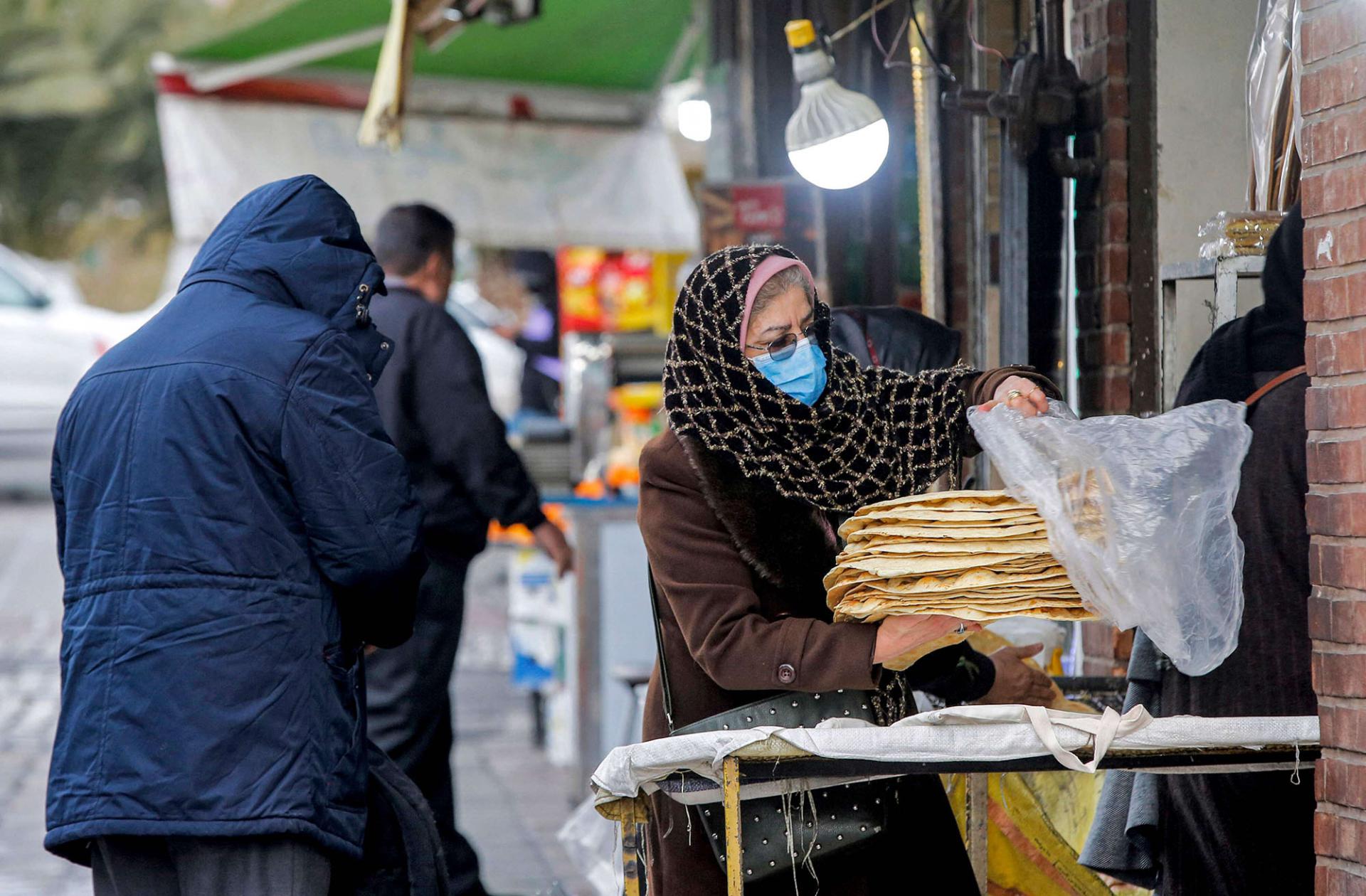 الايرانيون صاروا يأكلون الخبز الحاف