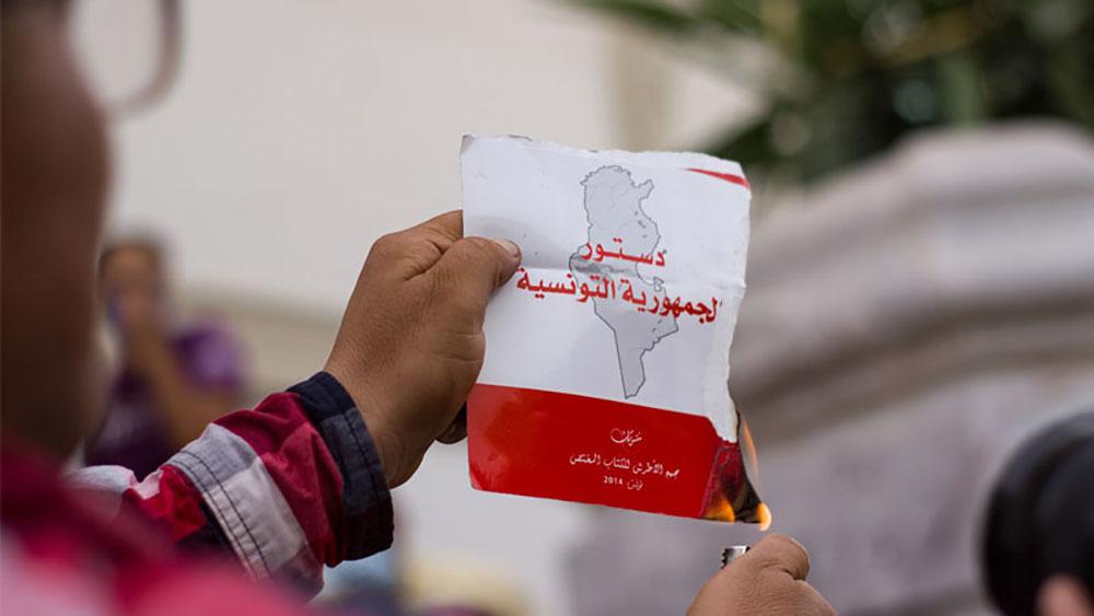 مساندو مسار 25 يوليو يحرقون نسخة من دستور 2014