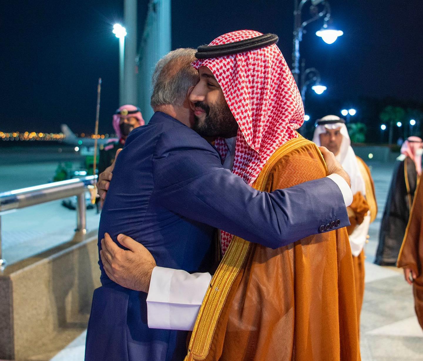ولي العهد السعودي كان في استقبال الكاظمي لدى وصوله إلى مطار الملك عبدالعزيز الدولي