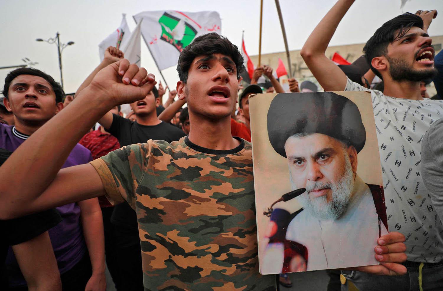 متظاهرون يرفعون صورا لمقتدى الصدر في بغداد