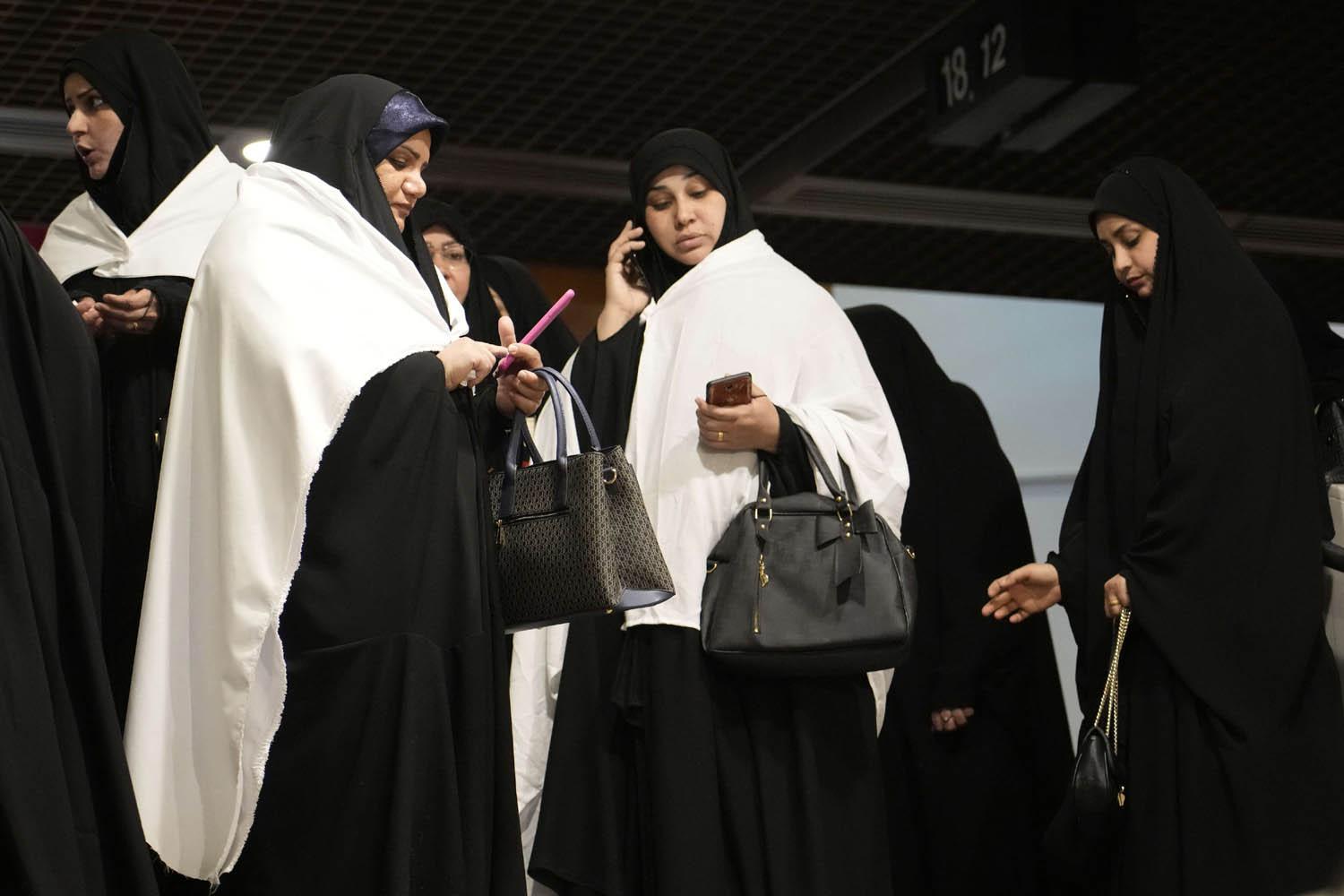 نائبات من الكتلة الصدرية قبل تقديم الاستقالة