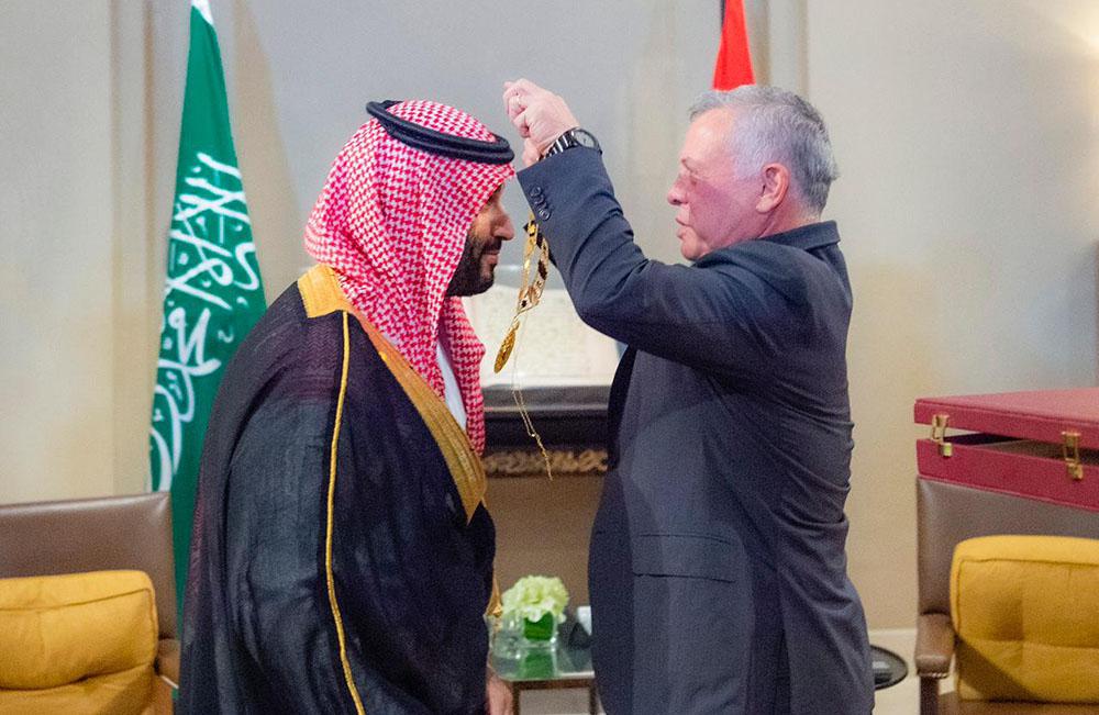 الملك عبدالله الثاني يقلد الأمير محمد أرفع وسام مدني في الأردن