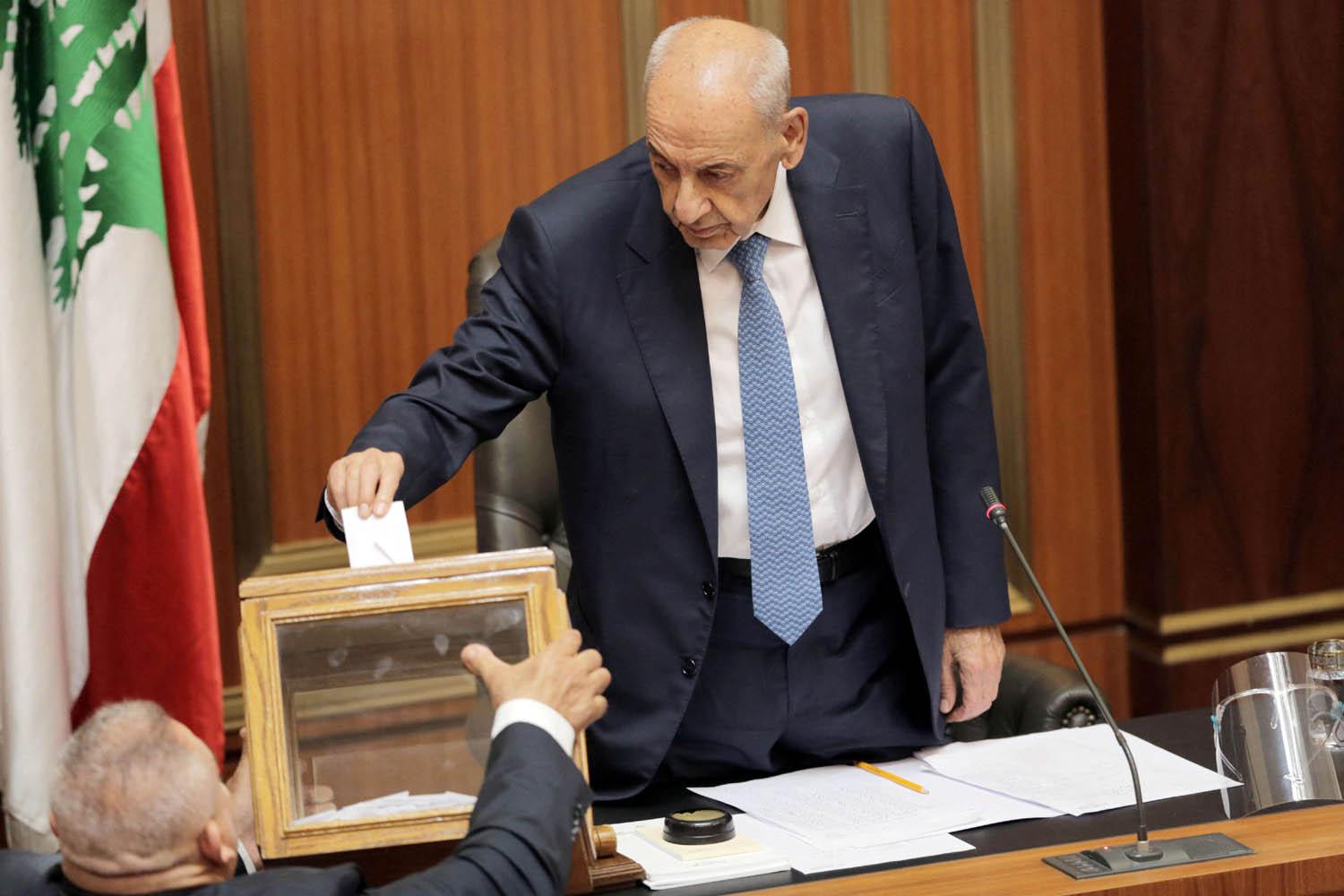 رئيس البرلمان اللبناني نبيه بري يصوت في اقتراع رئاسة البرلمان
