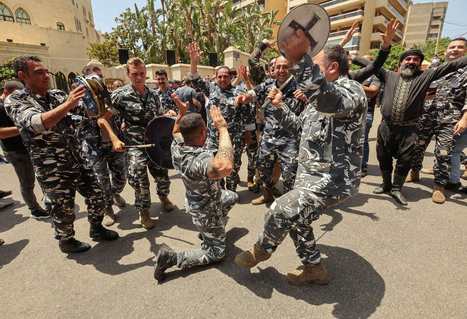 شرطة لبنانيون يرقصون احتفالا بإعادة انتخاب نبيه بري لرئاسة البرلمان