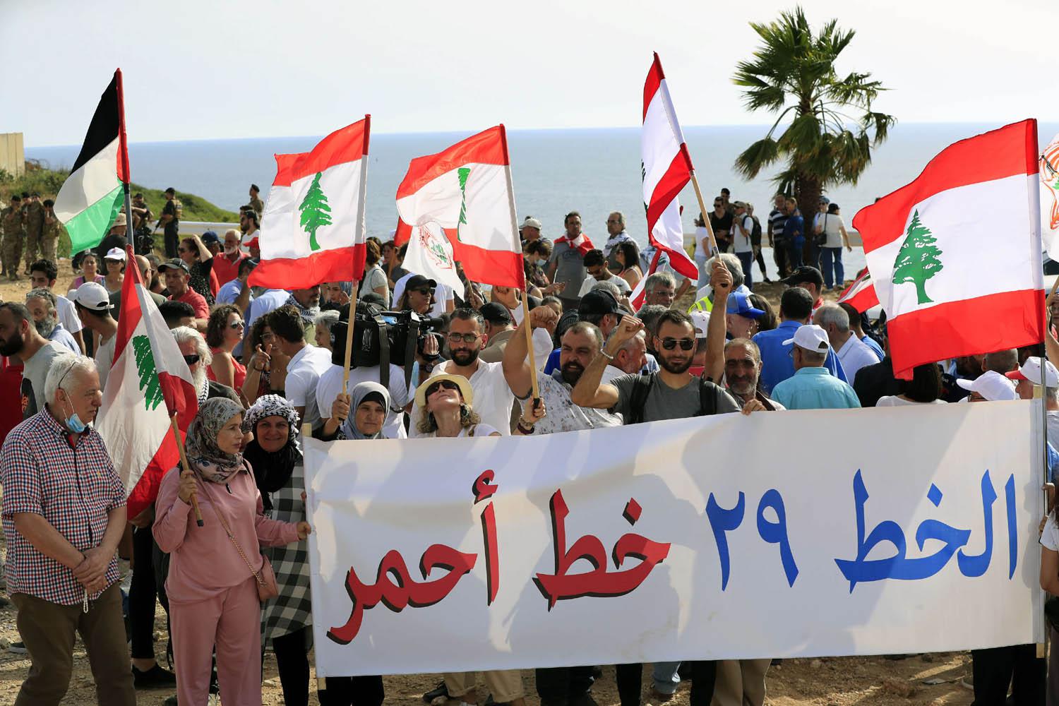لبنانيون يتظاهرون ضد تقديم تنازلات لإسرائيل في حقل الغاز