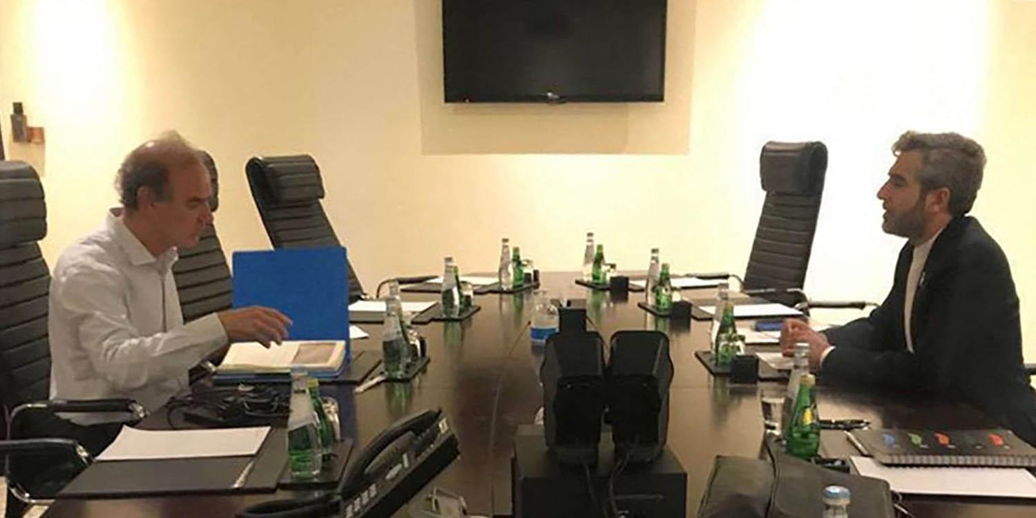 كبير المفاوضين الإيرانيين علي باقري في حوار مع إنريكي مورا مفاوض الاتحاد الأوروبي في المفاوضات النووية