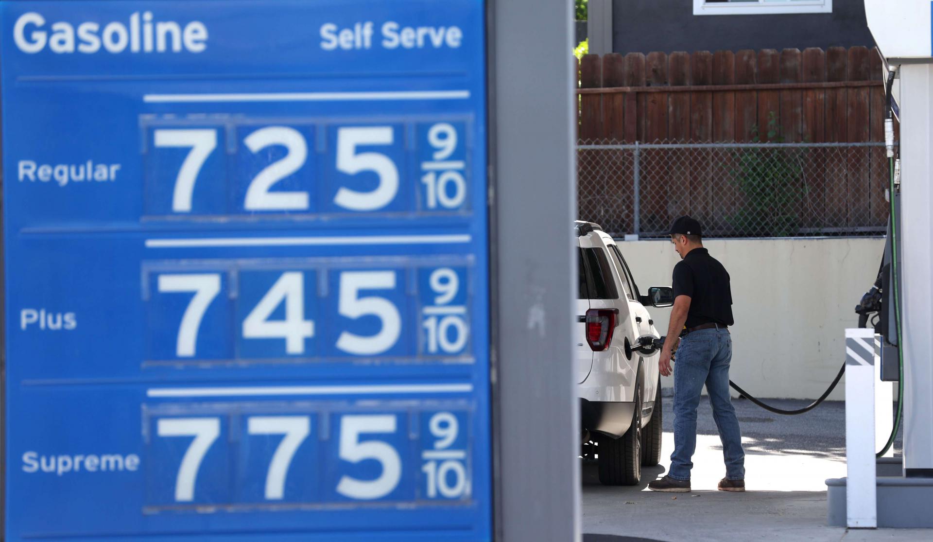 بايدن يواجه ازمة في ارتفاع أسعار البنزين في الولايات المتحدة